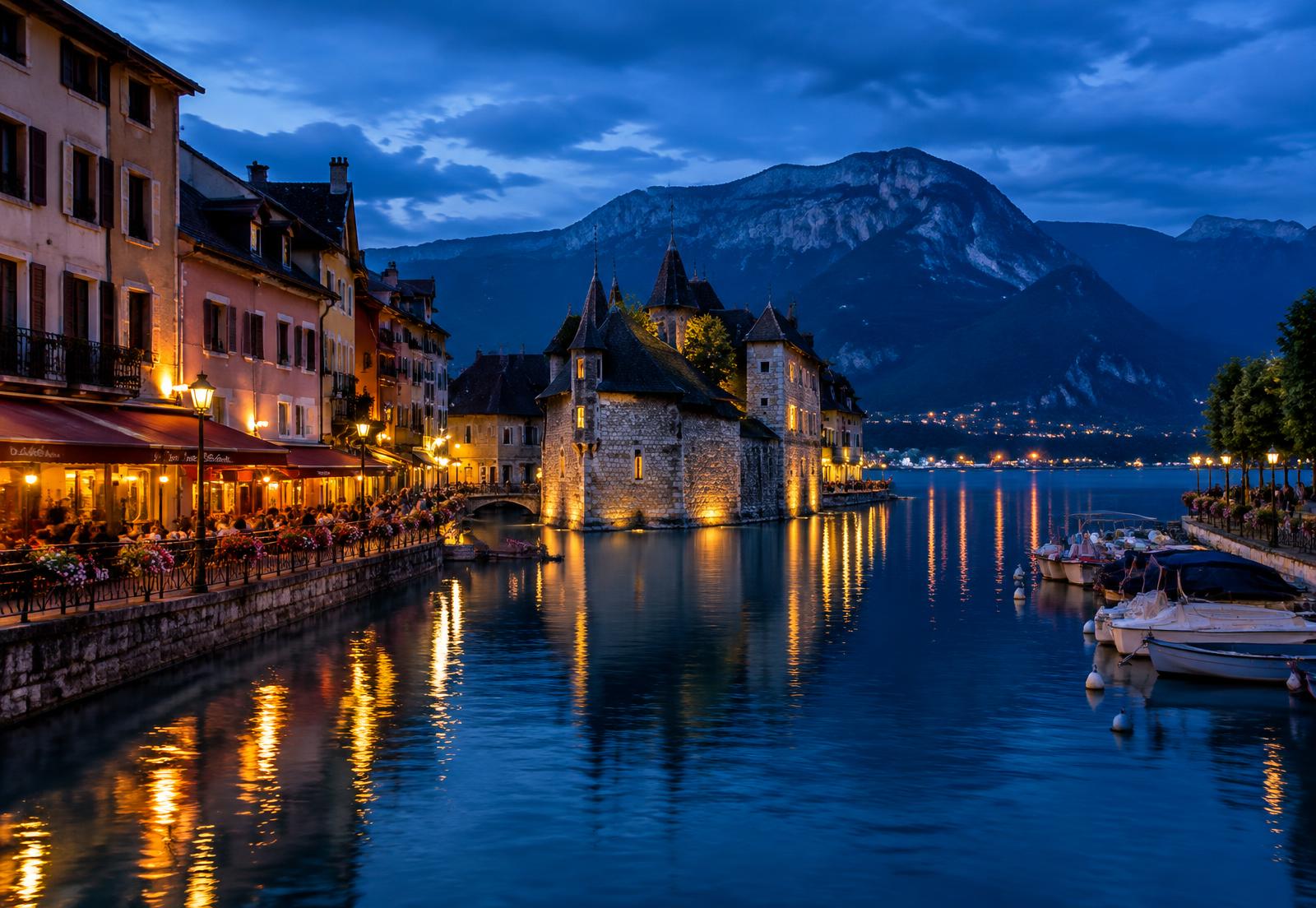 Annecy et son lac à la tombée de la nuit